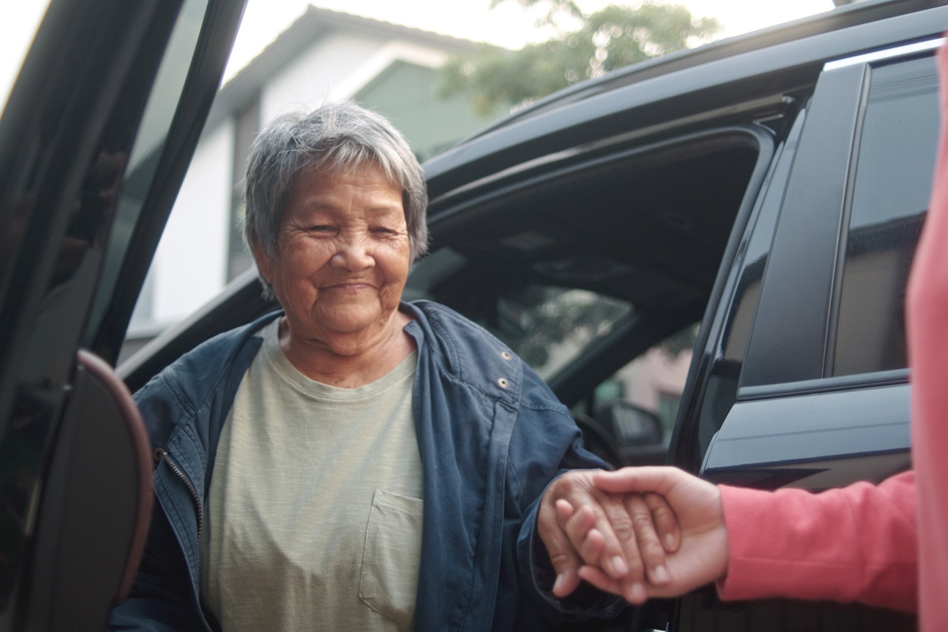 senior-helping-support-car